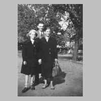 086-1046 Franz Altrock mit Ehefrau Helene und Tochter Eva, am 07. Oktober 1948, Helene und Eva waren soeben aus Ostpreussen ausgewiesen..jpg